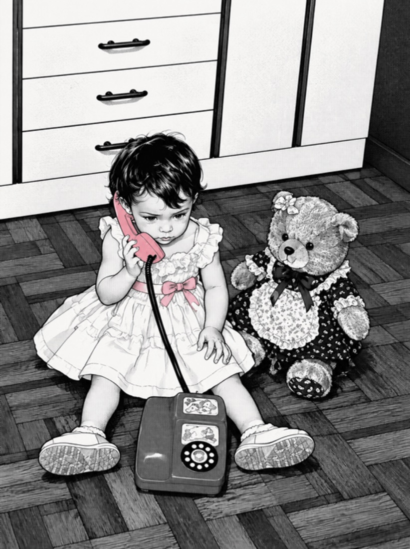 Ilustração da Carol bebê falando num telefone de brinquedo ao lado de um ursinho